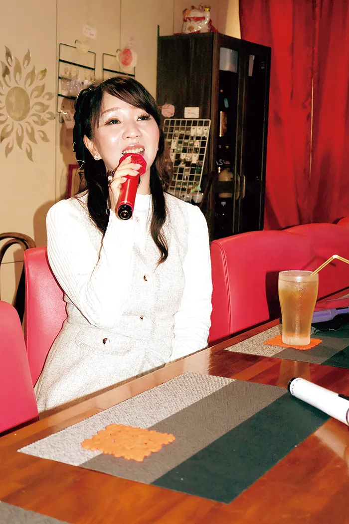 岡山県倉敷市のスナック“天の川”でカラオケを歌う歌手の美怜さくらさん