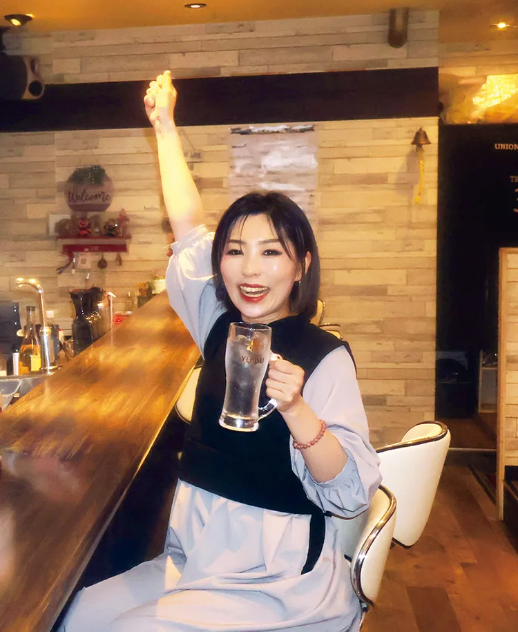 長崎県佐世保市のスナック“OLIVE”で楽しむ歌手の岩下美咲さん